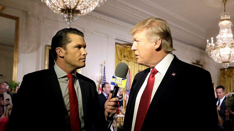 "Fox & Friends"-Moderator Pete Hegseth interviewt 2016 im Weißen Haus den frisch gewählten Donald Trump. Nun wird der inzwischen 44-Jährige Verteidigungsminister. 
