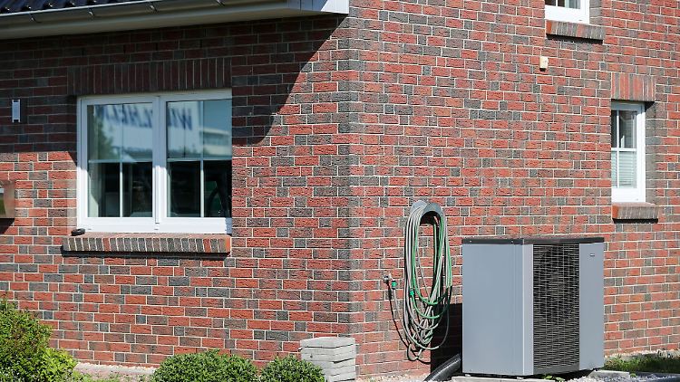 Die teure Wärmepumpe braucht eine gute Versicherung für den Schadensfall. Das Problem: Viele Policen taugen nichts, sagt "Finanzest".