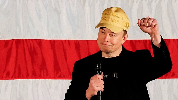 2024-11-08T161925Z_376260356_RC2LMAAVTZB5_RTRMADP_3_TESLA-STOCKS.JPG