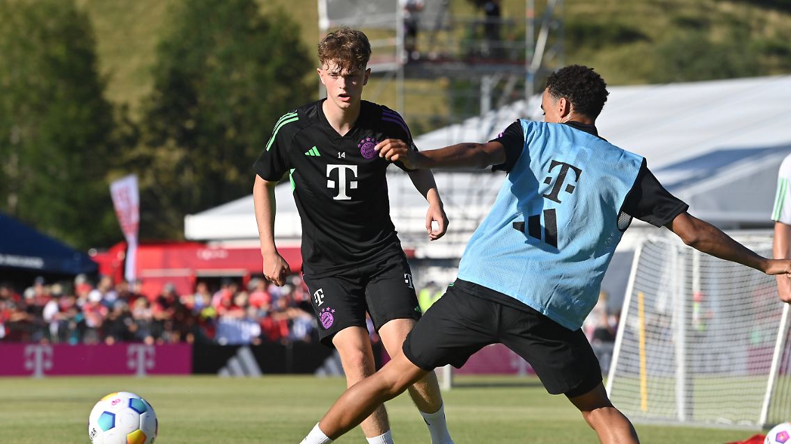Paul Wanner im Sommer 2023 im Training mit Jamal Musiala. Kurze Zeit später verließ Wanner den FC Bayern und erkundete in Elversberg die Welt.