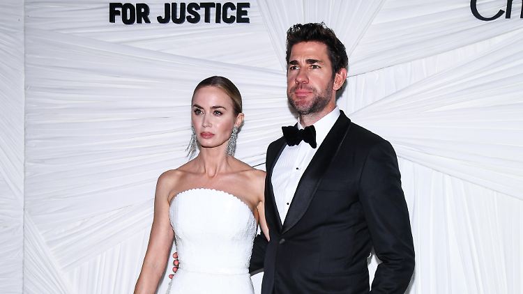 Ehefrau Emily Blunt soll gescherzt haben, das "People"-Cover von John Krasinski als Tapete zu Hause anzubringen.