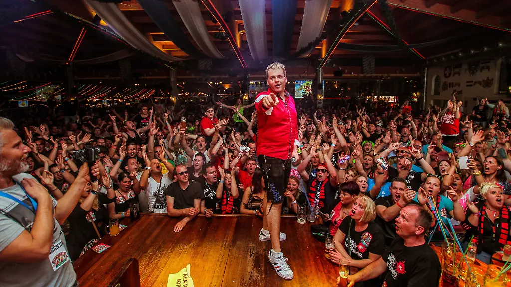 Am-Ballermann-ein-gefeierter-Partyschlager-Star-Tobee-alias-Tobias-Riether