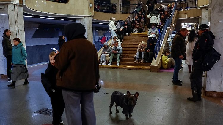 Kiews Einwohner suchen während des russischen Beschusses am Morgen Schutz in einer U-Bahn-Station. 