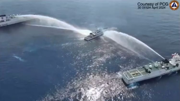 Ein philippinisches Schiff wird im April von der chinesischen Küstenwache mit Wasserwerfern beschossen, als es versucht, sich dem Scarborough-Riff zu nähern. 