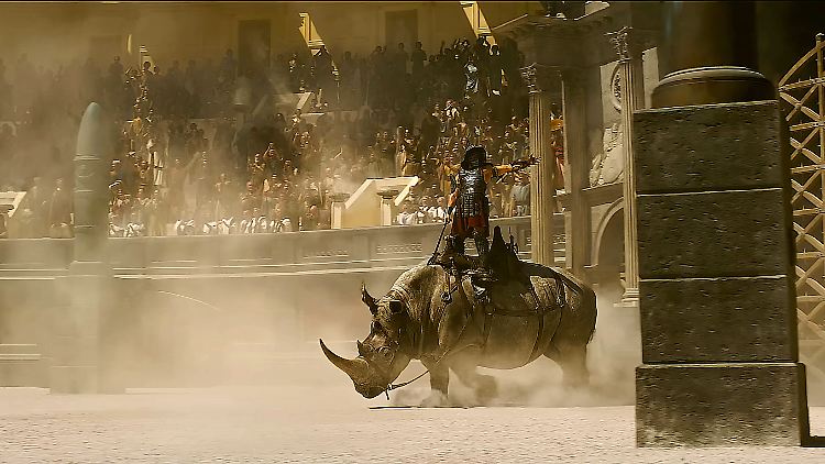 Hoch zu Rhinozeros(s) in die Arena - bei "Gladiator II" geht es tierisch ab.