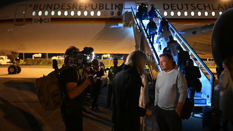 Robert Habeck kurz vor dem Einsteigen: Da dachte der Wirtschaftsminister noch, dass es jetzt nach Berlin geht. Doch er muss noch warten.