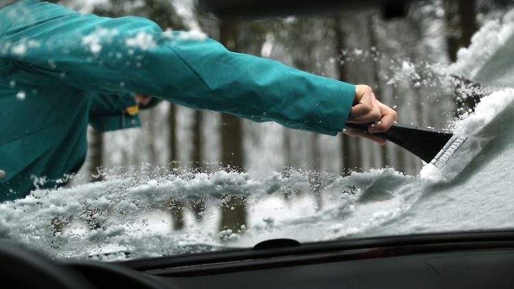 Welcher Eiskratzer zeigt die beste Leistung? "Auto, Motor und Sport" hat 13 Modelle in verschiedenen Ausführungen und Größen getestet.