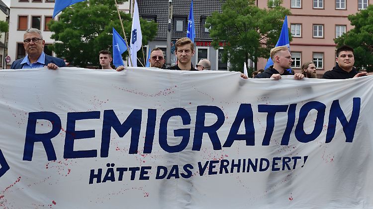 Rechtsextreme Einstellungen zwischen Ost und West gleichen sich an.