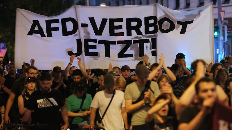 Demonstranten in Sachsen fordern im Herbst 2024 ein AfD-Verbot.