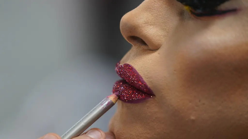 Darstellerin-Suzan-Furtado-bereitet-sich-in-der-Garderobe-des-Pulverfass-Cabaret-an-der-Reeperbahn-auf-die-Travestieshow-Urban-Jungle-vor