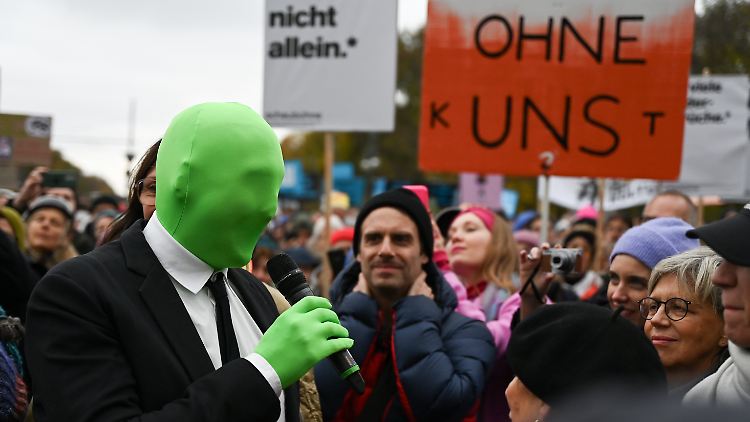 Hätten Sie ihn erkannt? Lars Eidinger grün bestrumpft beim Rezitieren von Shakespeare.