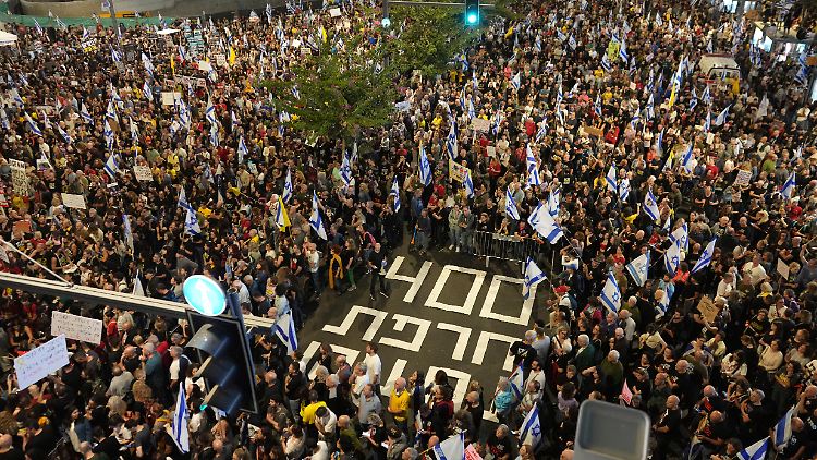 Tausende fordern von der israelischen Regierung noch immer einen stärkeren Einsatz zur Befreiung der Geiseln. 