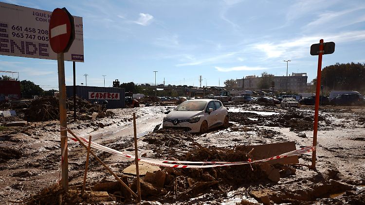 Behörden in Valencia warnen vor einer erneuten Überlastung der noch immer verstopften Abwassersysteme.