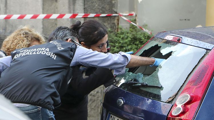 Nach einer Schießerei in Neapel verstarb der minderjährige Emanuele T. Die Polizei untersucht den Tatort.