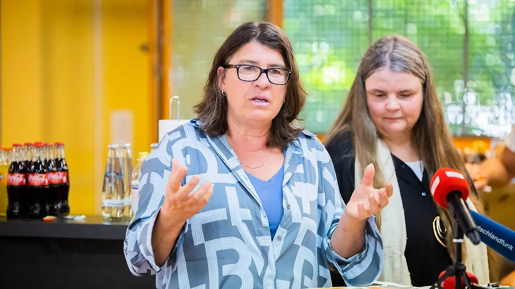 Martina-Kirstan-l-Leiterin-der-Jugendgerichtshilfe-spricht-neben-Katrin-Dettmer-kommissarische-Jugendamtsleiterin