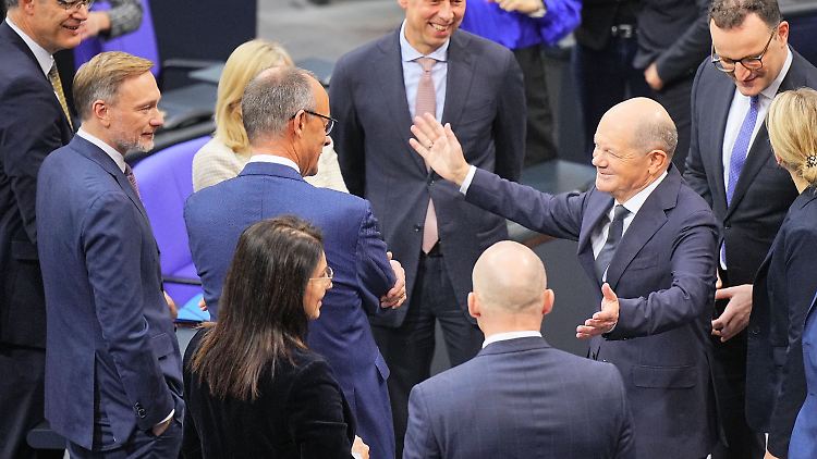 So freundlich hätte Lindner vielleicht auch einmal behandelt werden wollen: Kanzler Scholz wirkte nach dem Ampel-Ende wie befreit - anders als dieses Bild nahelegt, startete er aber rhetorisch keinen Umarmungsversuch in Richtung CDU. 