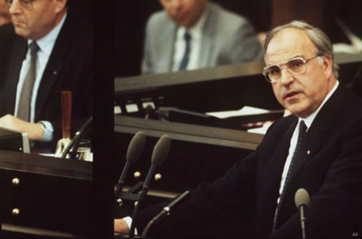 16 Jahre lang ist Helmut Kohl Bundeskanzler - zunächst der alten Bundesrepublik, dann des vereinigten Deutschlands.