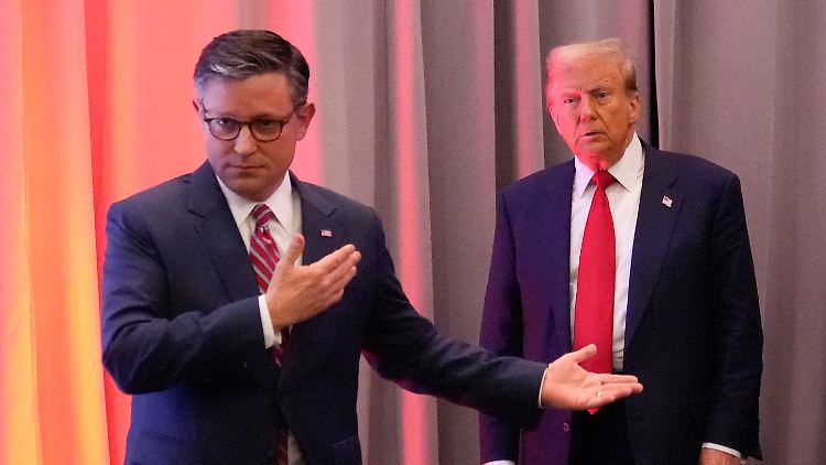 Trumps erste Washington-Reise nach dem Wahlsieg verschafft Mike Johnson Rückendeckung als Sprecher des Repräsentantenhauses.