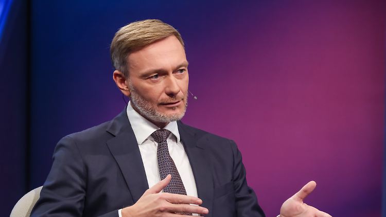 Lindner meint, er fühle sich befreit und Deutschland fühle sich auch befreit.