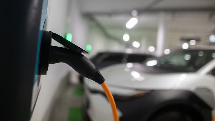 Fahrer eines elektrischen Dienstwagens benötigen in vielen Fällen auch zu Hause eine Wallbox. Dabei gibt es mehrere Möglichkeiten.