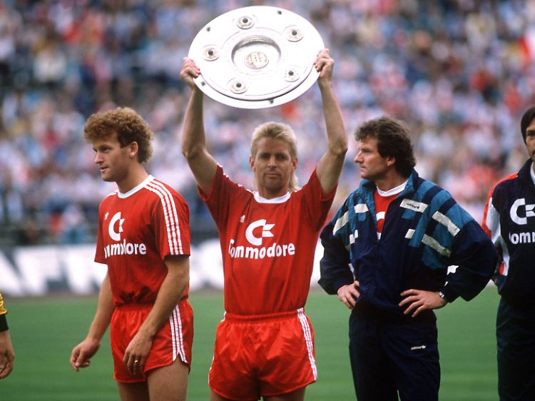 Mit dem FC Bayern wurde Nachtweih viermal Deutscher Meister, zuletzt 1989.