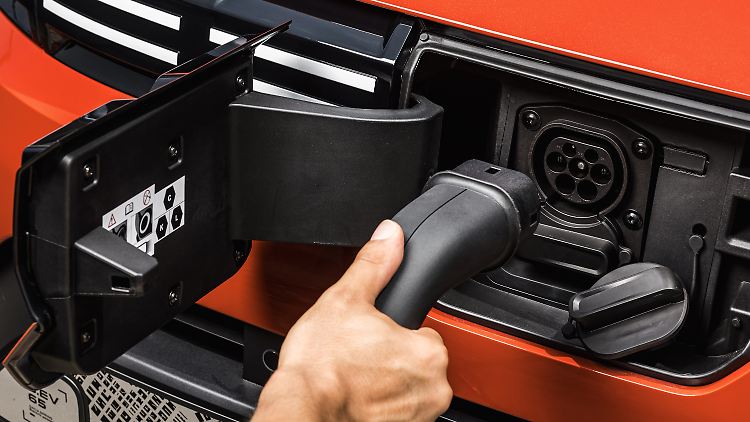 Hinter dem neuen Dacia-Logo in der Front versteckt sich der Anschluss für das Ladekabel.