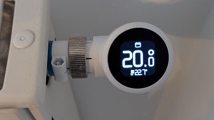 Das gut lesbare Display des Tado X zeigt sowohl die gewünschte als auch die aktuell gemessene Temperatur im Raum an.