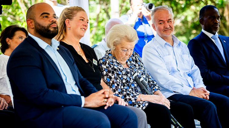 Da ist Prinzessin Beatrix doch glatt mal eben weggenickt.