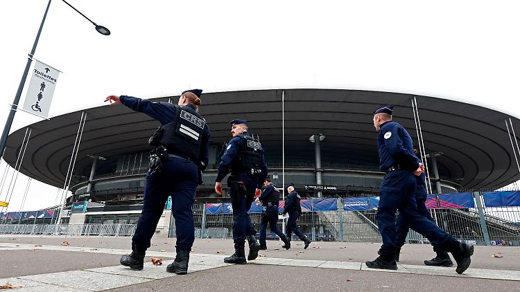 Das Personal, das die Polizei für das Fußballspiel stellt, ist immens.