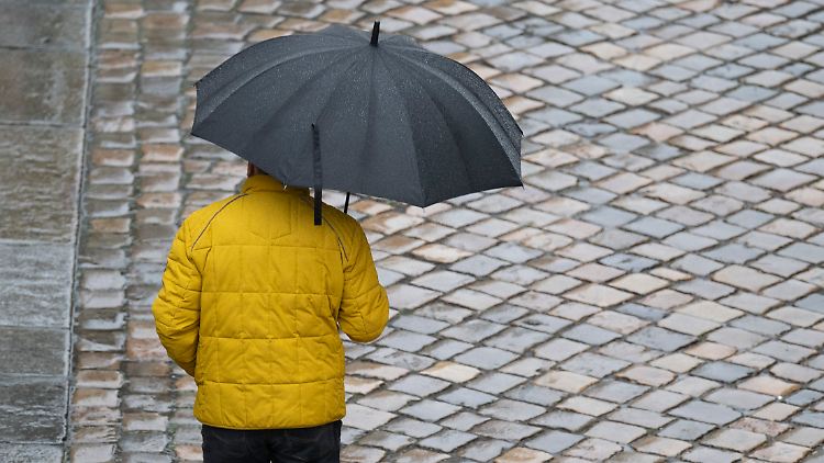 Ab Sonntag kann es in weiten Teilen Deutschlands kräftige Schauer geben.
