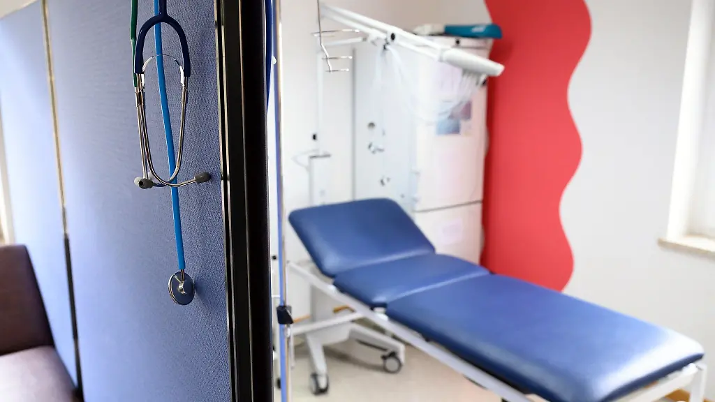 Ein-Stethoskop-haengt-im-Behandlungszimmer-einer-Hausarztpraxis