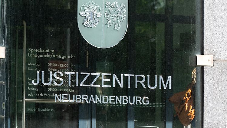 Den Angeklagten wird gefährliche Körperverletzung, Misshandlung von Schutzbefohlenen und Freiheitsberaubung vorgeworfen. 
