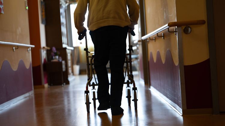 Hohe Pflegekosten in Deutschland treiben manche Familien dazu, pflegebedürftige Angehörige im Ausland unterzubringen.