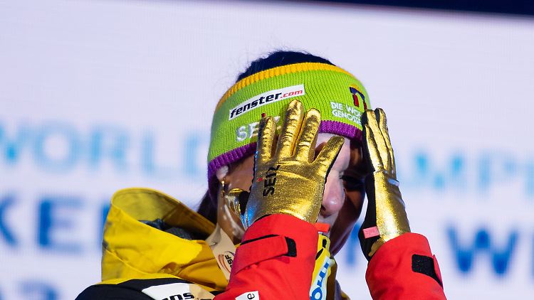 Buckwitz jubelte im Frühjahr bei der Siegerehrung auf dem Marktplatz Winterberg über ihren Sieg und den WM-Titel.