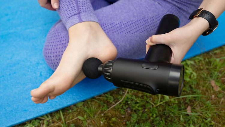 Massagepistolen sind zur Selbstmassage sehr gut geeignet. Es gibt aber auch viele weitere Tools. 