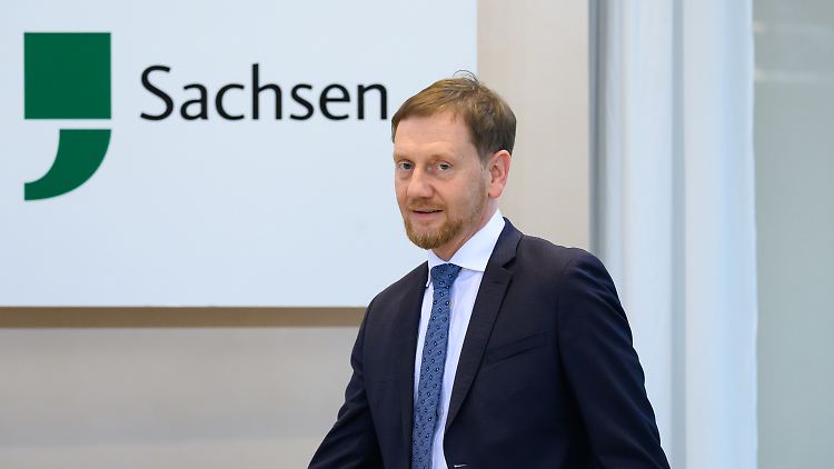 Noch führt Kretschmer eine Koalition mit der SPD und den Grünen an. Mit letzteren will der CDU-Politiker nicht mehr zusammenarbeiten. 