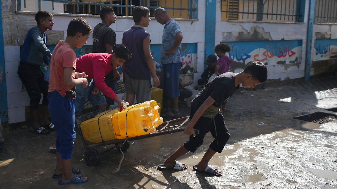 Bewohner des Gazastreifens holen Trinkwasser von einer Entsalzungsanlage, die jetzt rund um die Uhr in Betrieb sein soll.