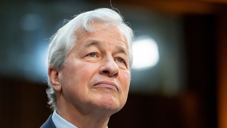 Dimon ist seit 2006 Geschäftsführer von JPMorgan und hat immer wieder zu wirtschaftlichen und politischen Fragen öffentlich Stellung bezogen.