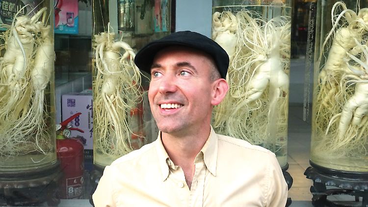 Craig Thompson in China vor eingelegtem Ginseng. Alte Wurzeln können ein Vermögen wert sein.
