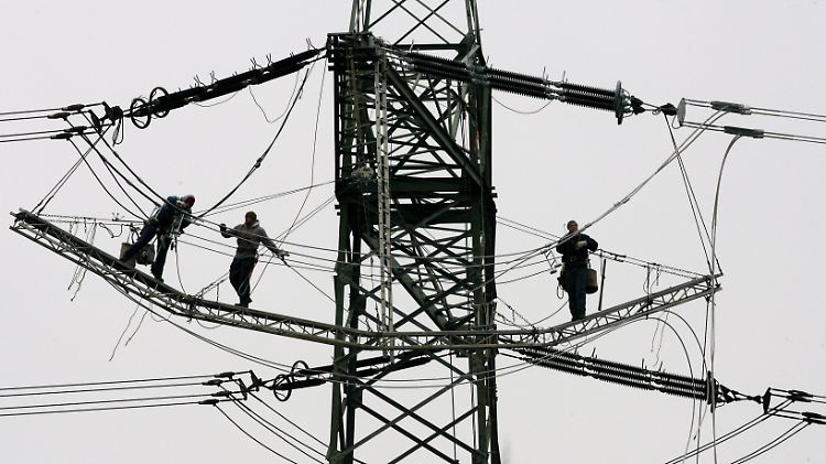 Der Leitungsbau soll den Energiekonzernen mit höheren Renditen schmackhaft gemacht werden: Am Ende zahlen die Verbraucher den Großteil der Zeche.