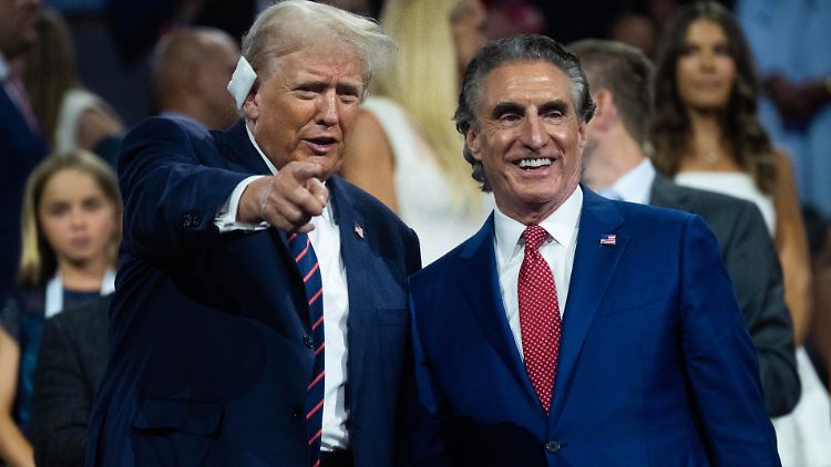Burgum (r.) warb auch in einer Rede beim republikanischen Parteitag für Trump.