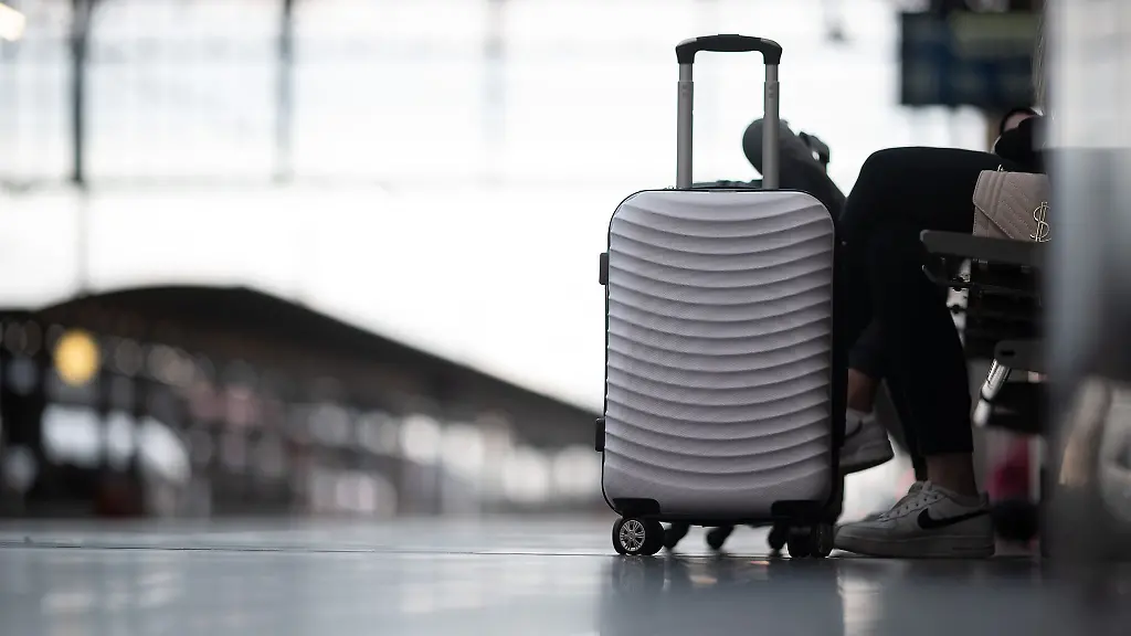 Passagiere-warten-am-Bahnhof-auf-ihren-Zug