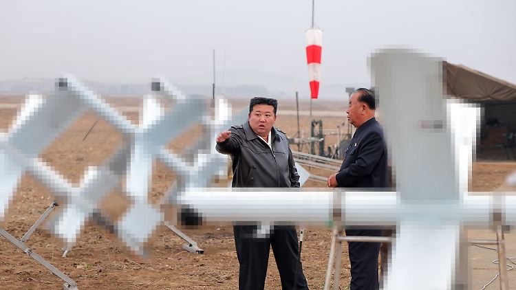 Dieses Foto soll Kim bei Drohnentests zeigen. Die staatliche Nachrichtenagentur hat die Fluggeräte verpixelt.