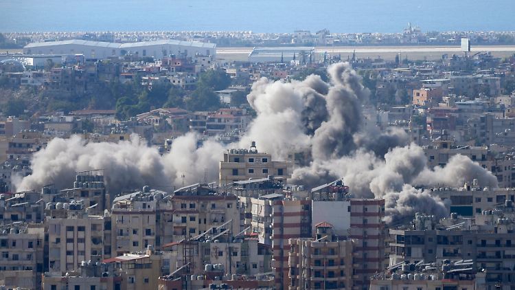 Rauch steigt im Libanon vom Ort eines israelischen Luftangriffs aus dem Stadtteil Dahieh, der Hochburg der Hisbollah, auf.