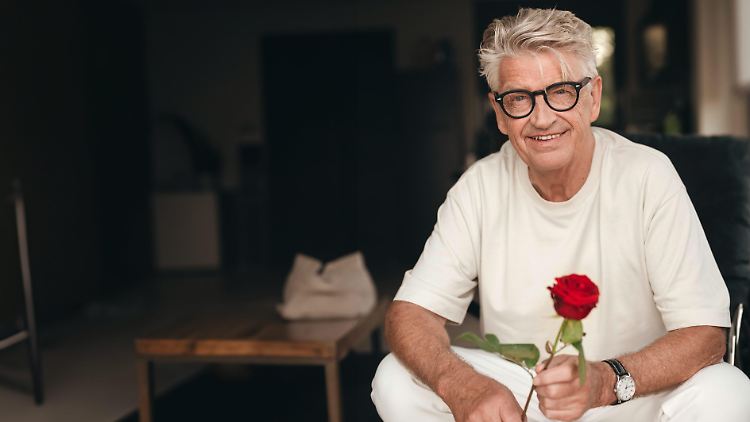 "Möchtest du diese Rose?" Franz Stärk sucht mit 73 Jahren als "Golden Bachelor" noch einmal die große Liebe.