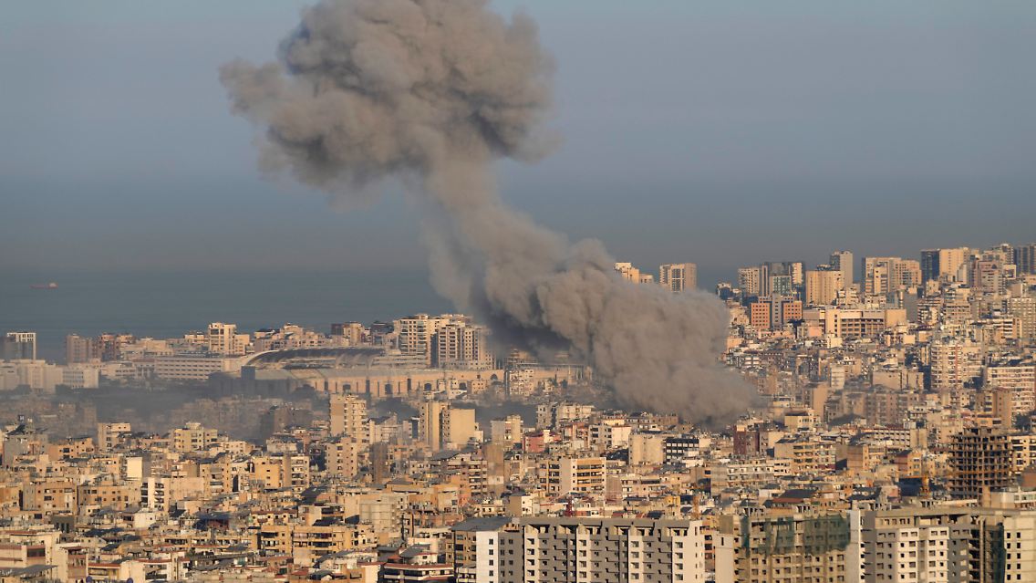 Rauch ist zwischen Gebäuden zu sehen in Dahieh, einem südlichen Vorort von Beirut.