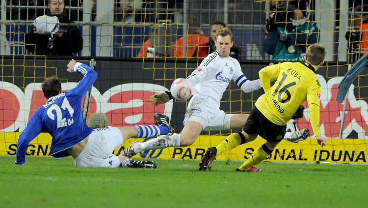 Im Derby is alles anders: Dortmund kommt an Schalkes Manuel Neuer nicht vorbei.