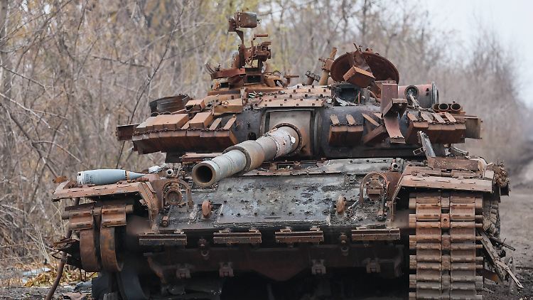 Russland verliert jeden Monat Hunderte Panzer und Artilleriegeschütze. Die Möglichkeiten der Industrie bei der Herstellung von Kanonenrohren sollen begrenzt sein.