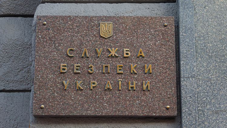 Ermittler des ukrainischen Geheimdienstes SBU entdeckten "verdeckte Kommunikationsmittel" des Verdächtigen. 
