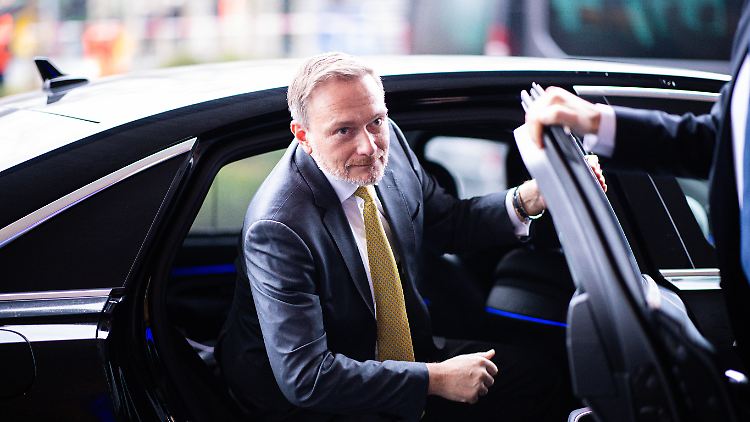 Dienstlich war Lindner in Autos der Marken Mercedes-Benz, Audi oder BMW unterwegs, privat ist er jetzt auf seinen Porsche zurückgeworfen.